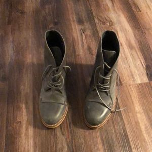 VGUC Charles David ankle boots made in Italy!